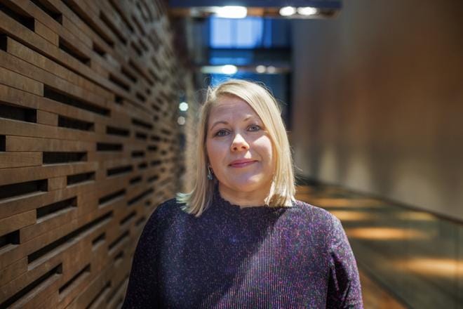 Heli Suutari työskenteli ennen Euroopan komissiossa, mutta kouluttautui terapeutiksi, sillä hän halusi auttaa muita maailmalle työn tai rakkauden perässä lähteneitä.
