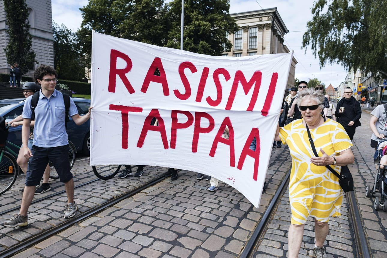 Kyselystä ilmenee, että 20 prosenttia on täysin samaa mieltä ja 37 prosenttia jokseenkin samaa mieltä väittämästä ”Rasismi on mielestäni merkittävä ongelma Suomessa”. LEHTIKUVA / RONI REKOMAA