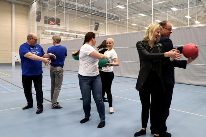 Liikunta-Aalto-hanketta esiteltiin monitoimihallilla. Kuntopalloon tuntumaa ottivat muun muassa Vesa Koivunen, Kirsi Lassila, Merja Korpela ja Henna Matintupa. KUVAT: SAILA COLLANDER