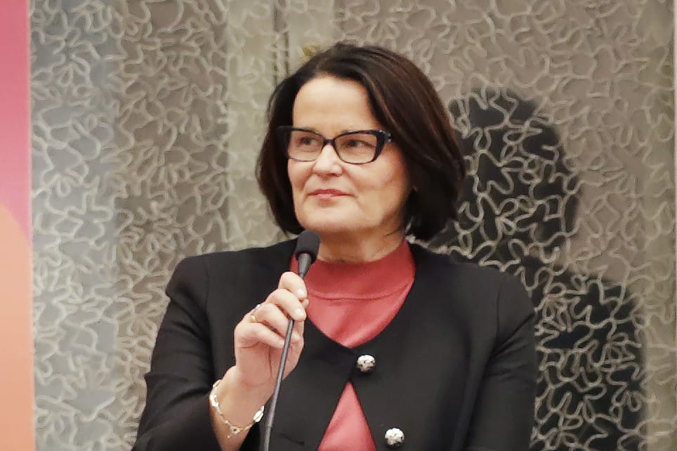 Oulun kaupunginjohtaja Päivi Laajala on mukana kuntajohtajien videolla.