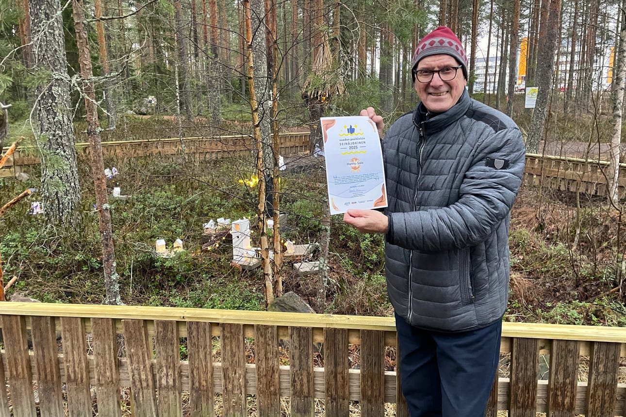 Vuoden 2025 Seinäjoen positiivisin Hannu Salo on monen Seinäjoen seudun luontohankkeen takana. Taustalla näkyy lasten esteettömän luontoreitin Oravapolun alussa oleva valotaideteos, joka on syntynyt Salon ideasta.