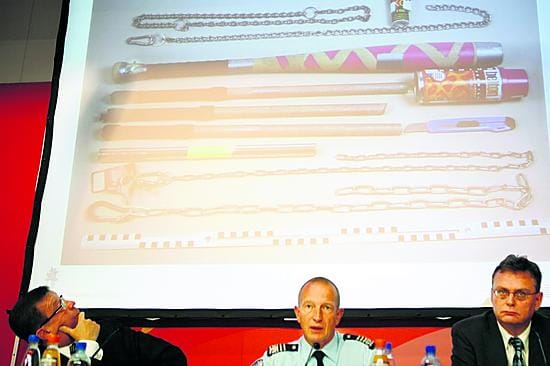 Sisäasiainministeri Kari Rajamäki (vas) katseli valkokankaalta poliisin mielenosoittajilta takavarikoimia astaloita. Vieressä Helsingin kihlakunnan poliisipäällikkö, poliisikomentaja Jukka Riikonen ja EU-puheenjohtajakauden turvajärjestelyistä vastaava poliisiylitarkastaja Martti Kunnasvuori (oik).