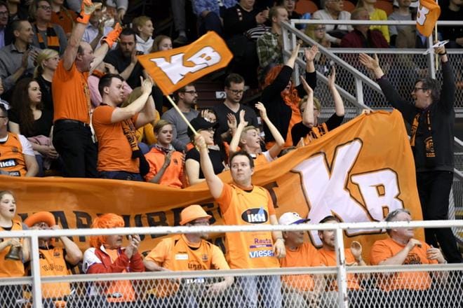 Kauhajoen Karhun fanit kannustivat omiaan koripallon miesten Korisliigan pronssiottelussa Helsingissä, mutta se ei auttanut. Seagulls vei pronssimitalit. KUVA: LEHTIKUVA / MARTTI KAINULAINEN