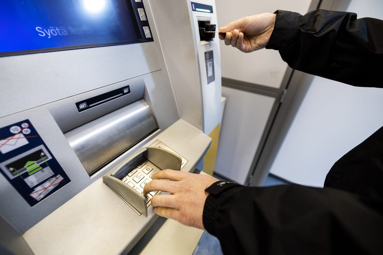 Korona voi kyllä tarttua pintoja koskettamalla, mutta pinnat eivät pysy tartuttavina pitkään.