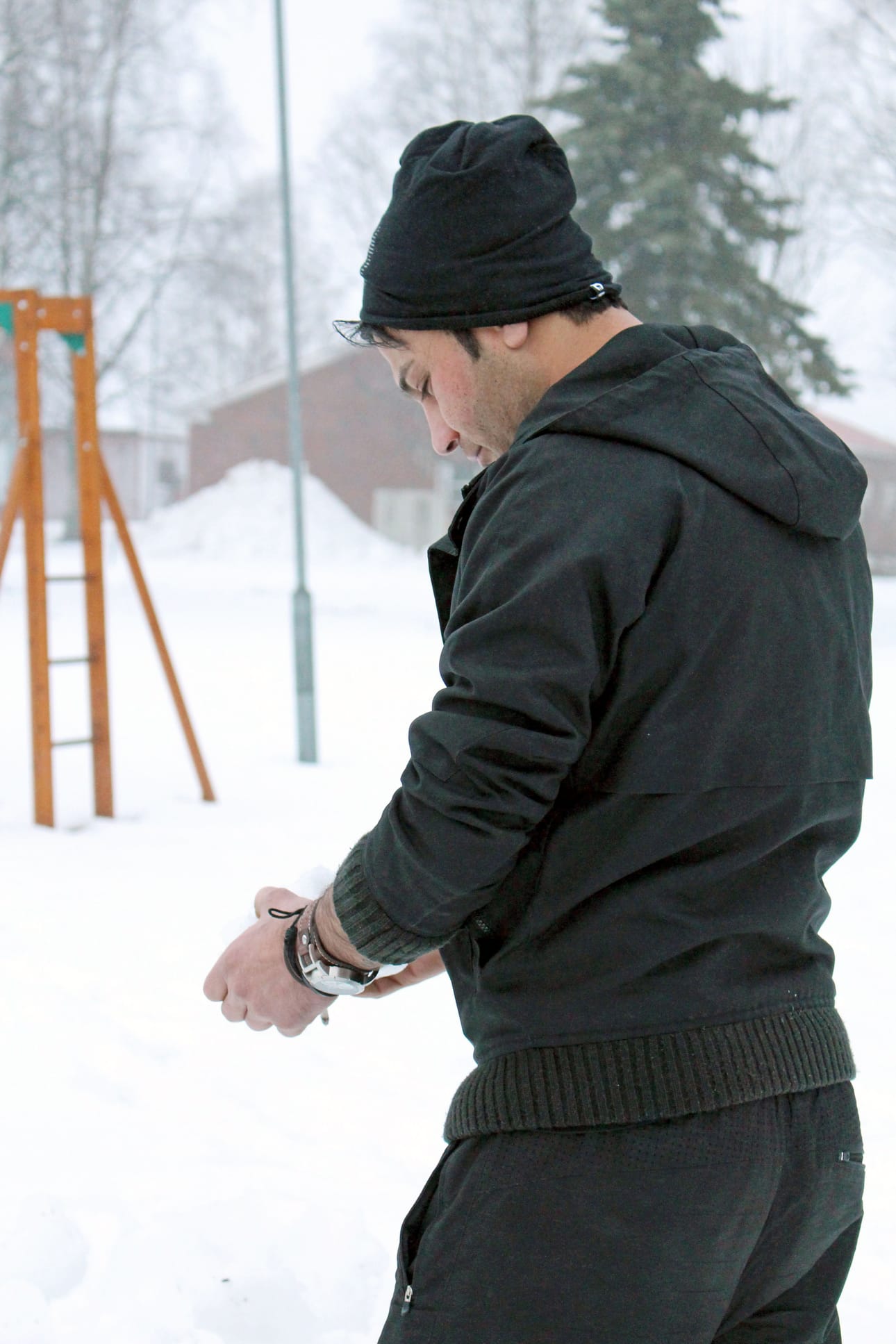 Ruukin vastaanottokeskuksessa Halo odottaa uutta päätöstä ja täyttää päivänsä työskentelemällä Marko Niinimaan autokorjaamolla. Tulevaisuus kuitenkin pelottaa, eikä hän pysty nukkumaan enkä syömään kunnolla.