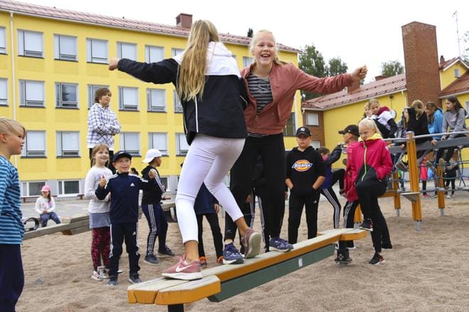 Pohjan koululla on paljon liikuntatelineitä lapsille. Kuva Virpi Kupiainen-Ämmälä