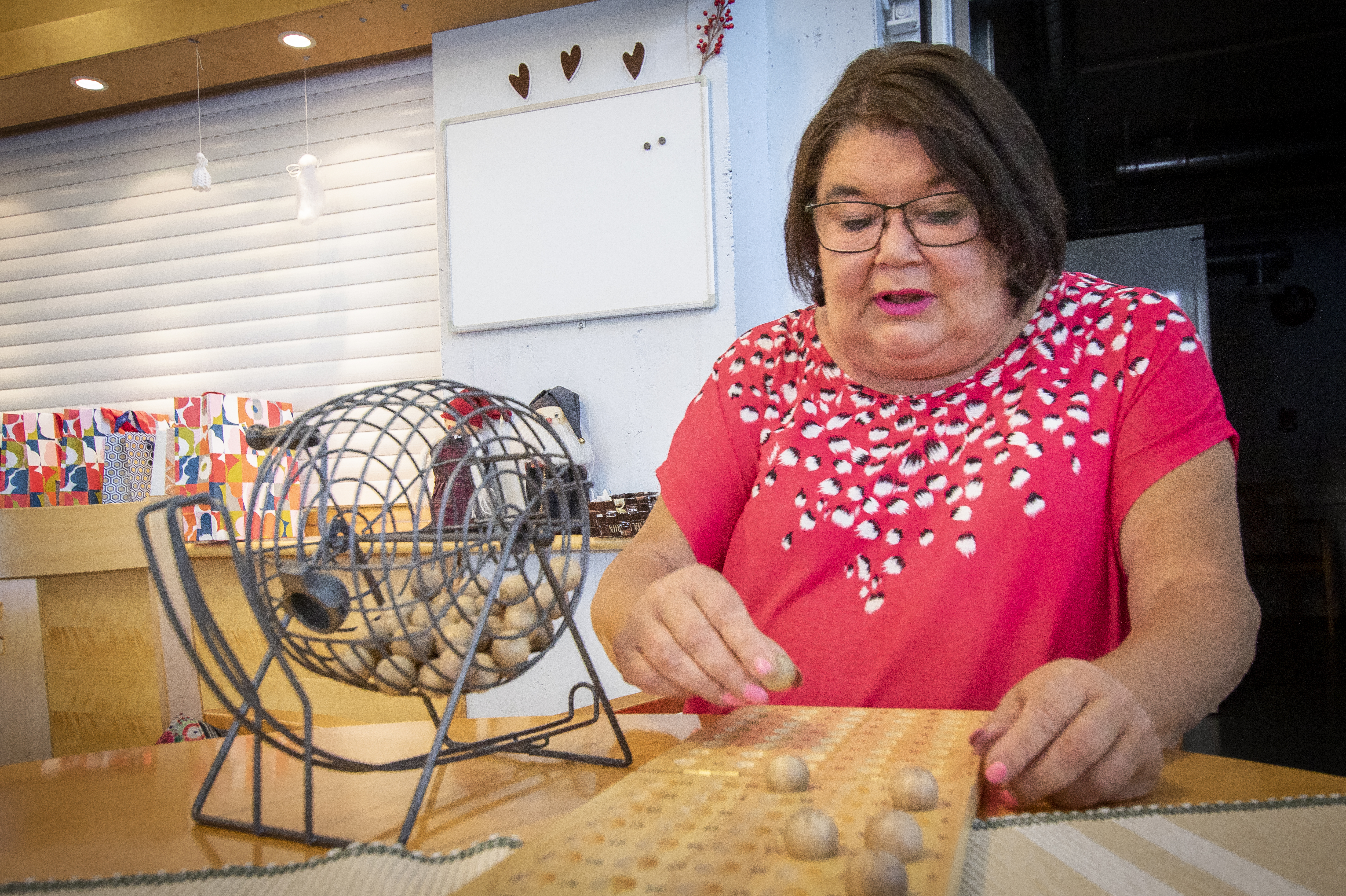 Bingo! Limingan Vanhustenkotiyhdistyksen bingopäivässä hymy on herkässä – Tarja Panuma on vetänyt asukkaille viikoittaista kokoontumista jo kahdeksan vuoden ajan: "Heistä on tullut minun äitejä ja isiä"