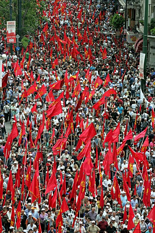 Yli 10 000 kreikkalaista marssi Ateenassa hallituksen säästötoimia vastaan.