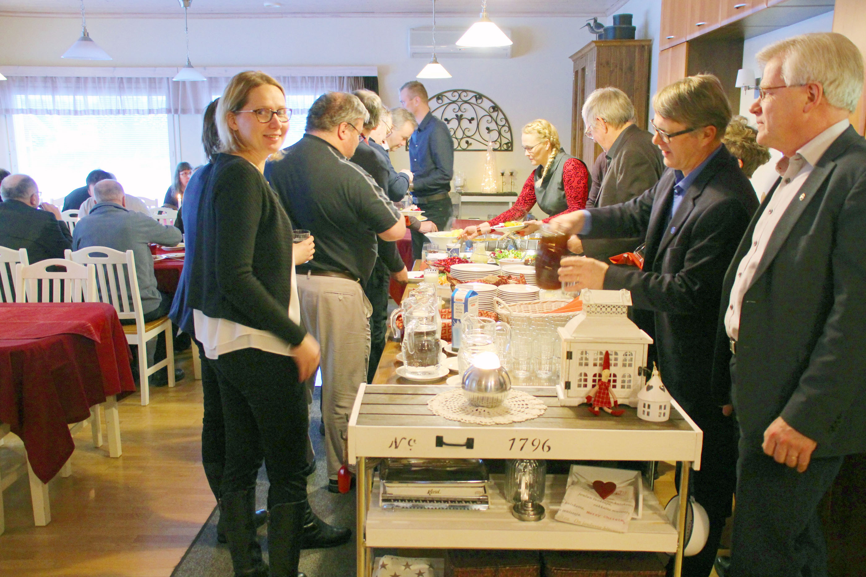 Valtuuston kokous oli tällä kertaa Törmälässä, jossa kokouksen lomassa syötiin jouluateria. Vasemmalla Riitta-Liisa Salmenkangas, oikealla jonossa RAS:n Antti Tornberg ja Hannu Kallunki.