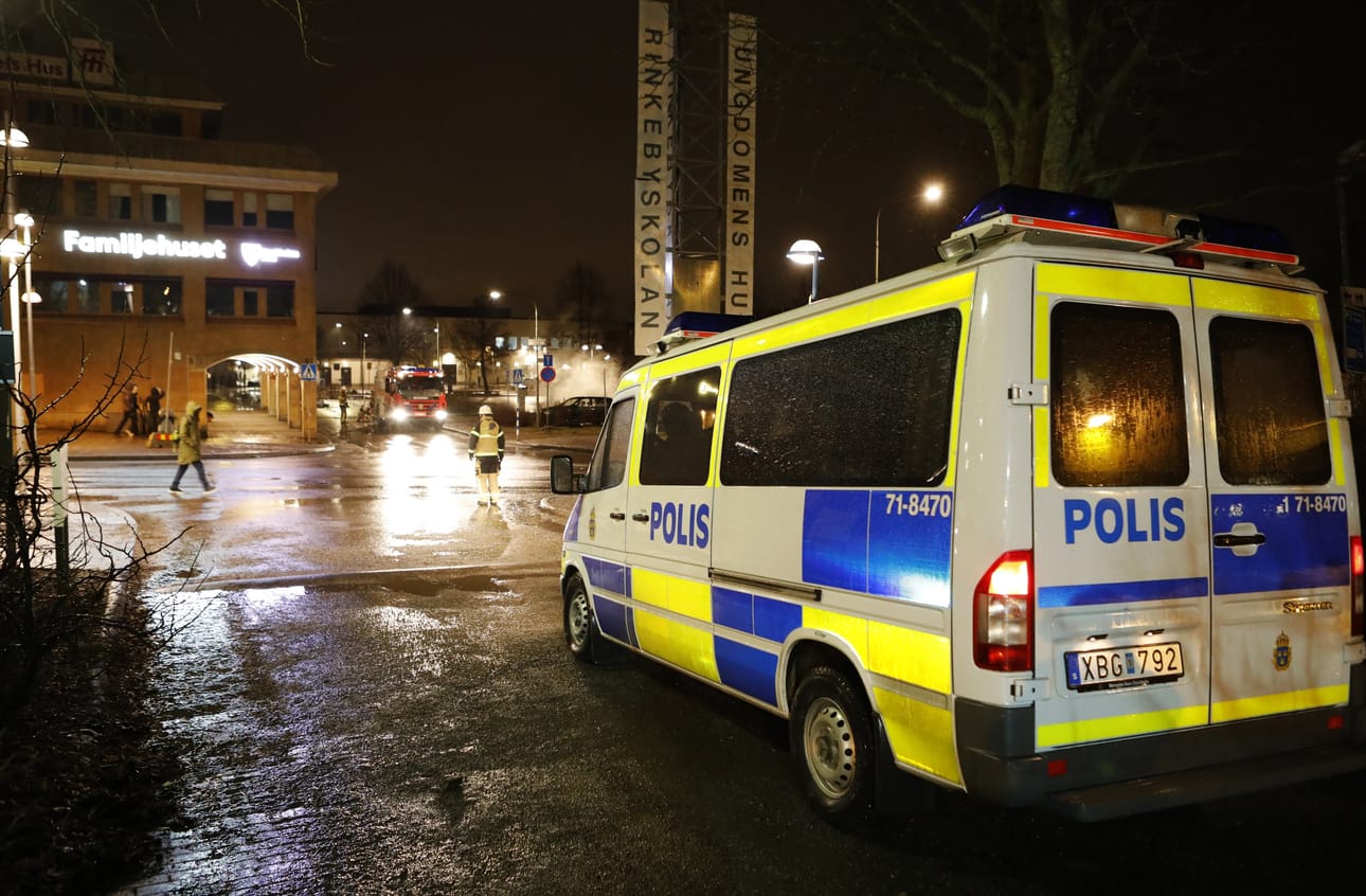 Ruotsissa huumeeksi luokiteltu Tramadol on ruotsalaislehtien mukaan suosittu huume erityisesti nuorten kanssa. Lääkkeen käytön arvellaan llisäävän jengiväkivaltaa, koska lääke ei haittaa toimintakykyä, mutta turruttaa tunteita. Yksi levottomuuksista kärsinyt alue on Rinkebyn lähiö Tukholmassa. Kuva poliisioperaatiosta vuodelta 2017.