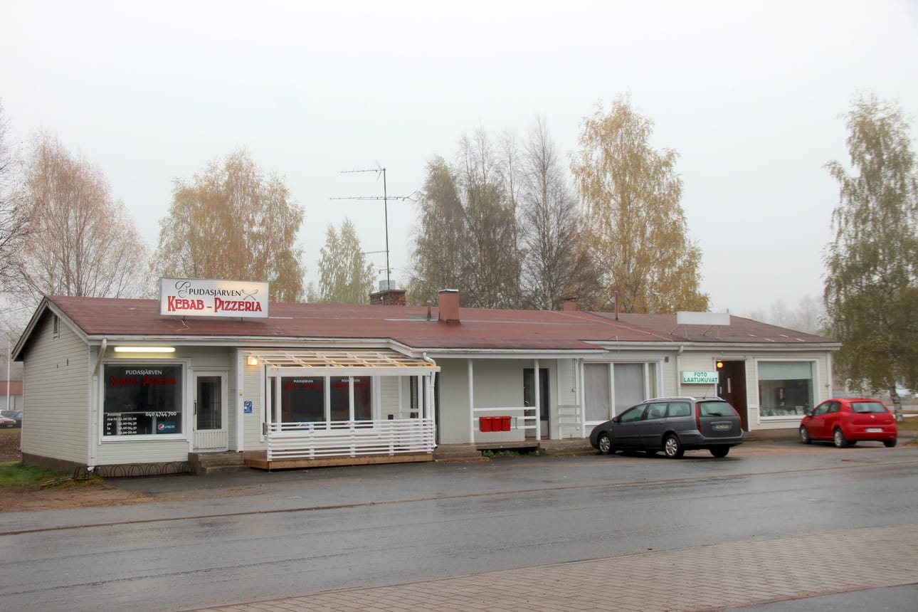 Kuvassa oleva rakennus hävinnee jossain vaiheessa Pudasjärven katukuvasta.