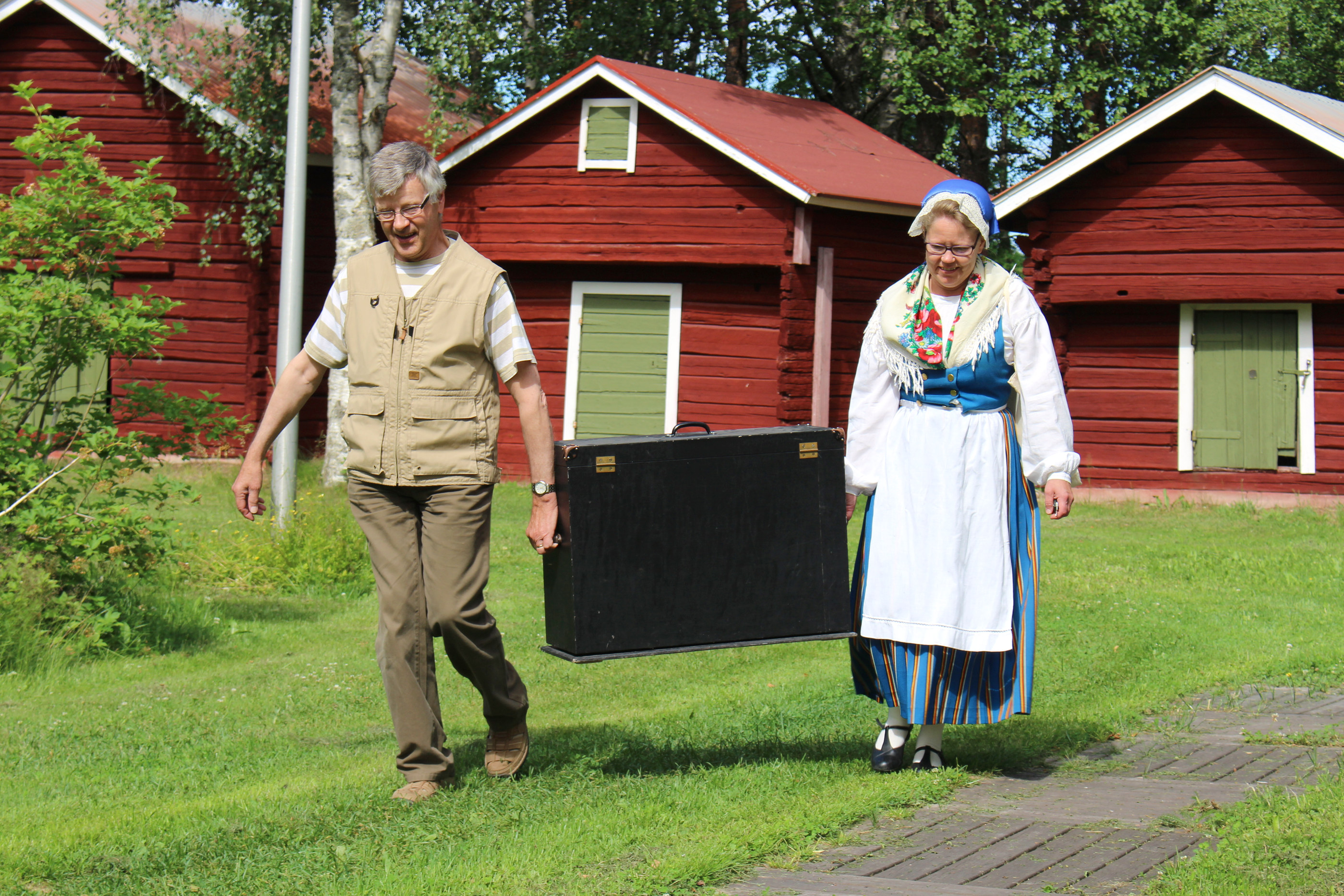 Maakirkkoon kokoonnutaan yleensä luonnon helmaan. Martti Arkkila toivotti kyläläiset tervetulleeksi.
