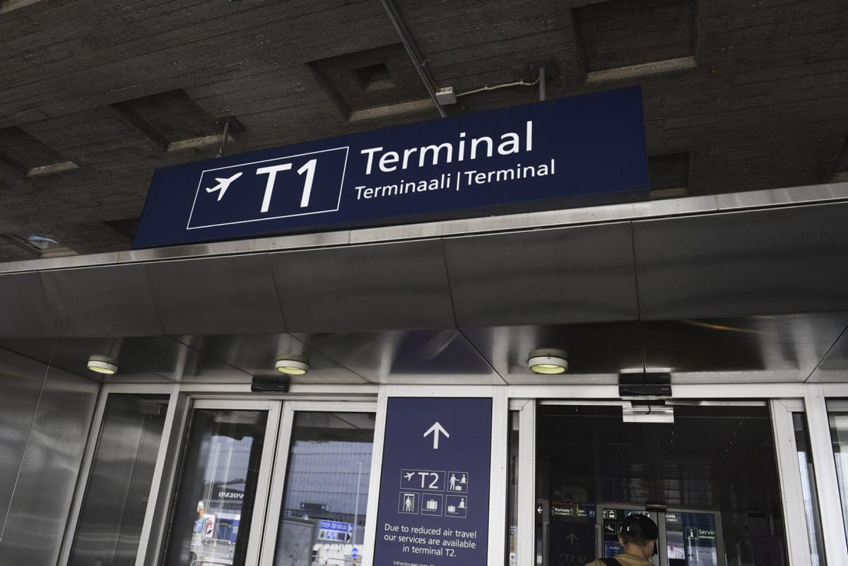 Helsinki-Vantaan lentokentällä on ollut pahimmillaan noin puolen tunnin jono turvatarkastukseen, mutta kaaosta ei ole päässyt syntymään. LEHTIKUVA / Emmi Korhonen