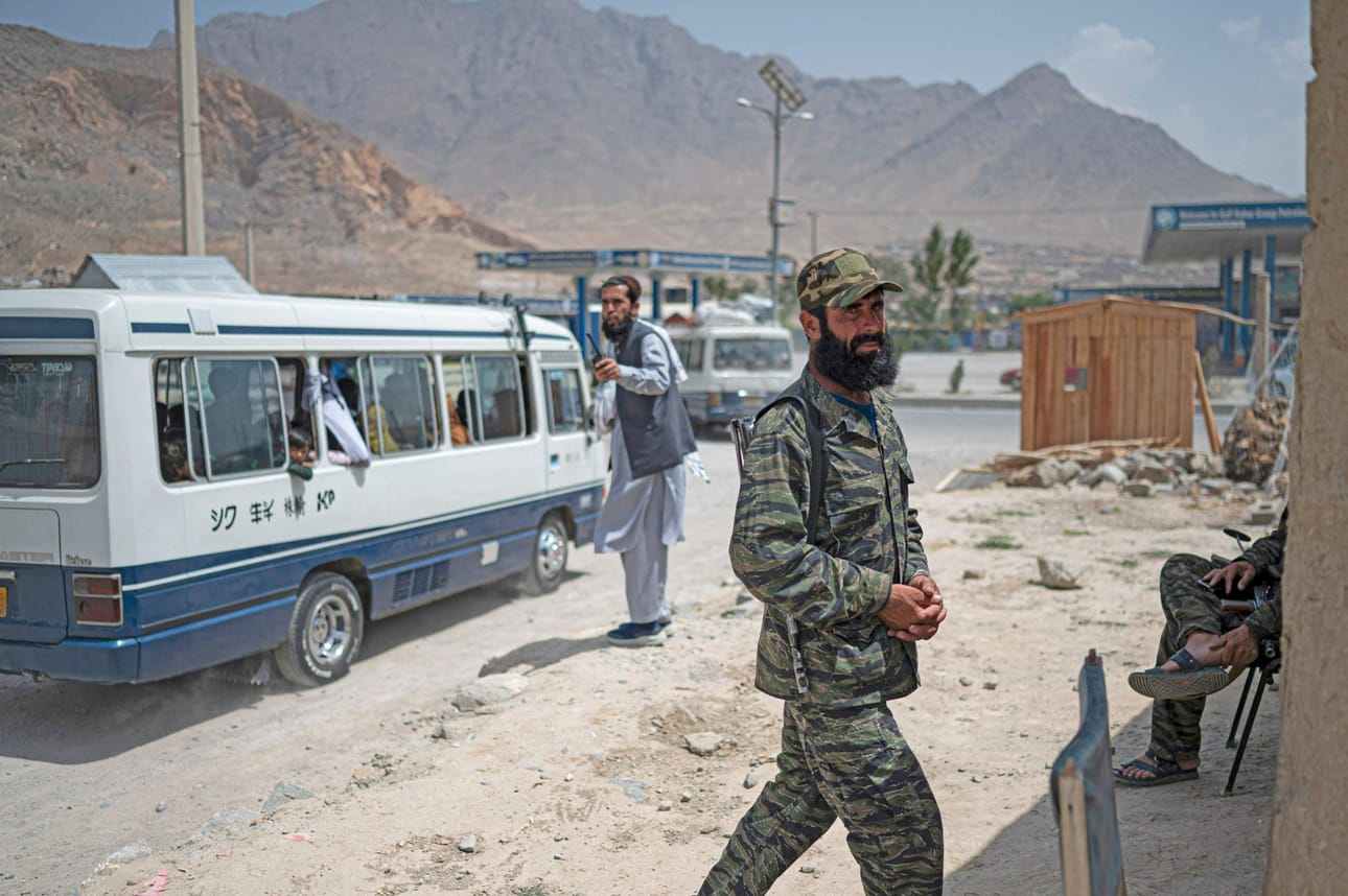 Taliban pyrkii juurruttamaan valtaansa Afganistanissa. Liikkeen taistelijoita kuvattuna Kabulin lähellä heinäkuussa.