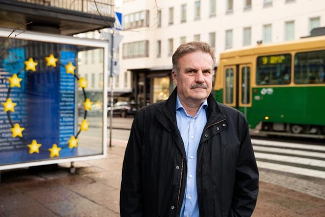 EU-komission Suomen edustuston päällikkö Antti Peltomäki kertoo, että EU pystyi auttamaan esimerkiksi kansalaisten kotiuttamisessa koronapandemian alussa. KUVA: Arttu Laitala