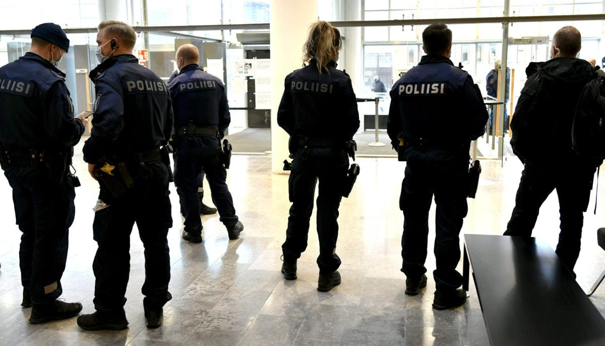 Poliisi on ollut läsnä näkyvästi Helsingin käräjäoikeudessa katujengiläisiä koskevan käsittelyn aikana. LEHTIKUVA / HEIKKI SAUKKOMAA