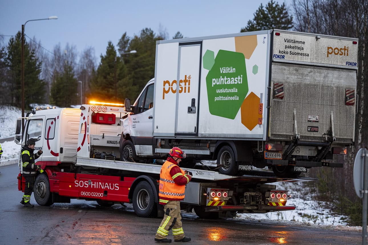 Rajusta kolarista vietiin neljä ihmistä jatkohoitoon sairaalaan, kertoo pelastuslaitos. Turmapaikka on Kempeleentien ja Koulutien risteys.