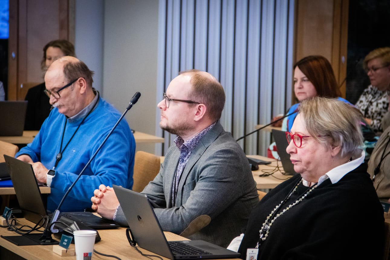Keskustan valtuustoryhmän puheenjohtaja Ahti Tahkola, kunnanhallituksen puheenjohtaja Antti Ollikainen sekä tarkastuslautakunnan puheenjohtaja Kaisu Juvani käyttivät kukin puheenvuoron valtuuston maanantaisessa kokouksessa.