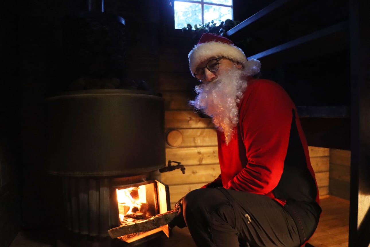 Sauna on joulupukillemme tärkeä paikka. Vihdan pitää olla ehdottomasti tehty koivusta, sillä muunkinlaisista vihdoista tällä pukilla on kokemusta.