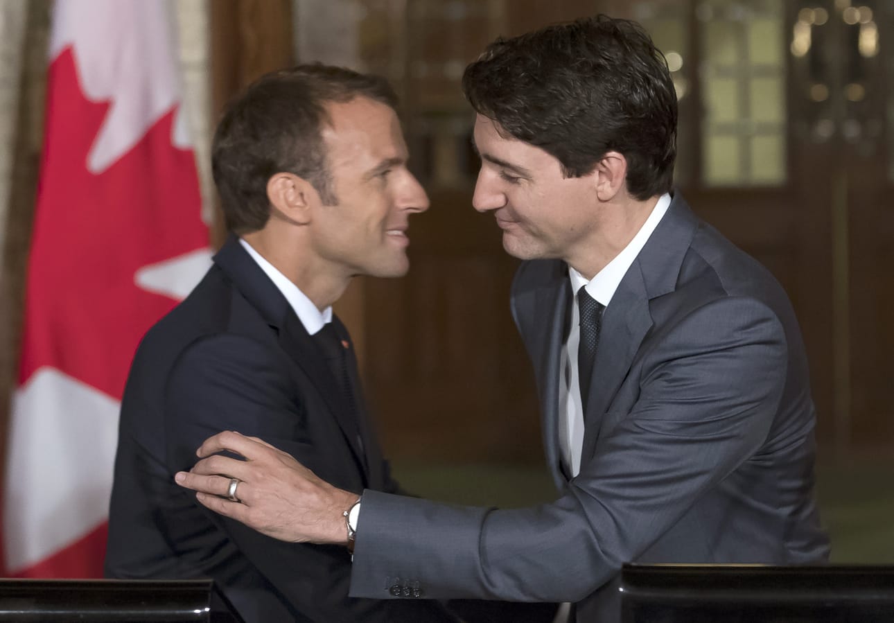 Ranskan presidentti Emmanuel Macron ja Kanadan pääministeri Justin Trudeau tapasivat ystävällisessä hengessä ennen G7-kokousta Kanadassa. Yhdysvaltain presidentti Donald Trump tviittasi molemmille vastalauseensa.