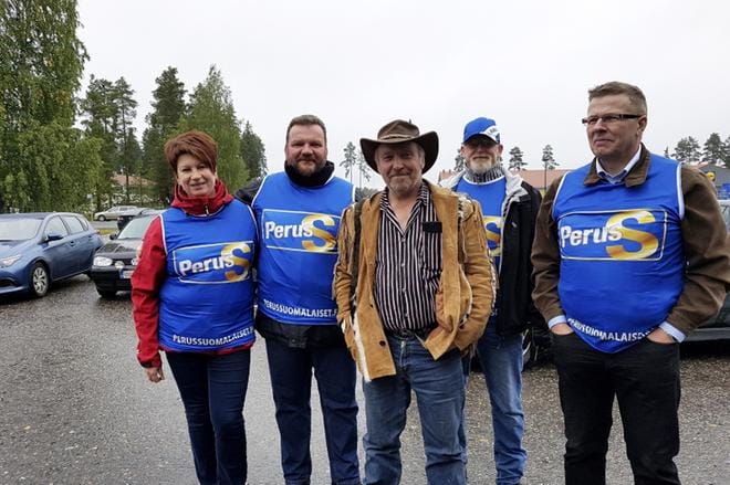 Alajärvellä perussuomalaiset saivat yhden lisäpaikan. Valituksi tuli Anne Matokangas, Jukka Kangastie, Heikki Honko ja Orvo Kantonen. He olivat isännöimässä Teuvo Hakkaraisen vierailua Alajärvellä vuonna 2017. Arkistokuva: Elina Paavola-Mikkonen