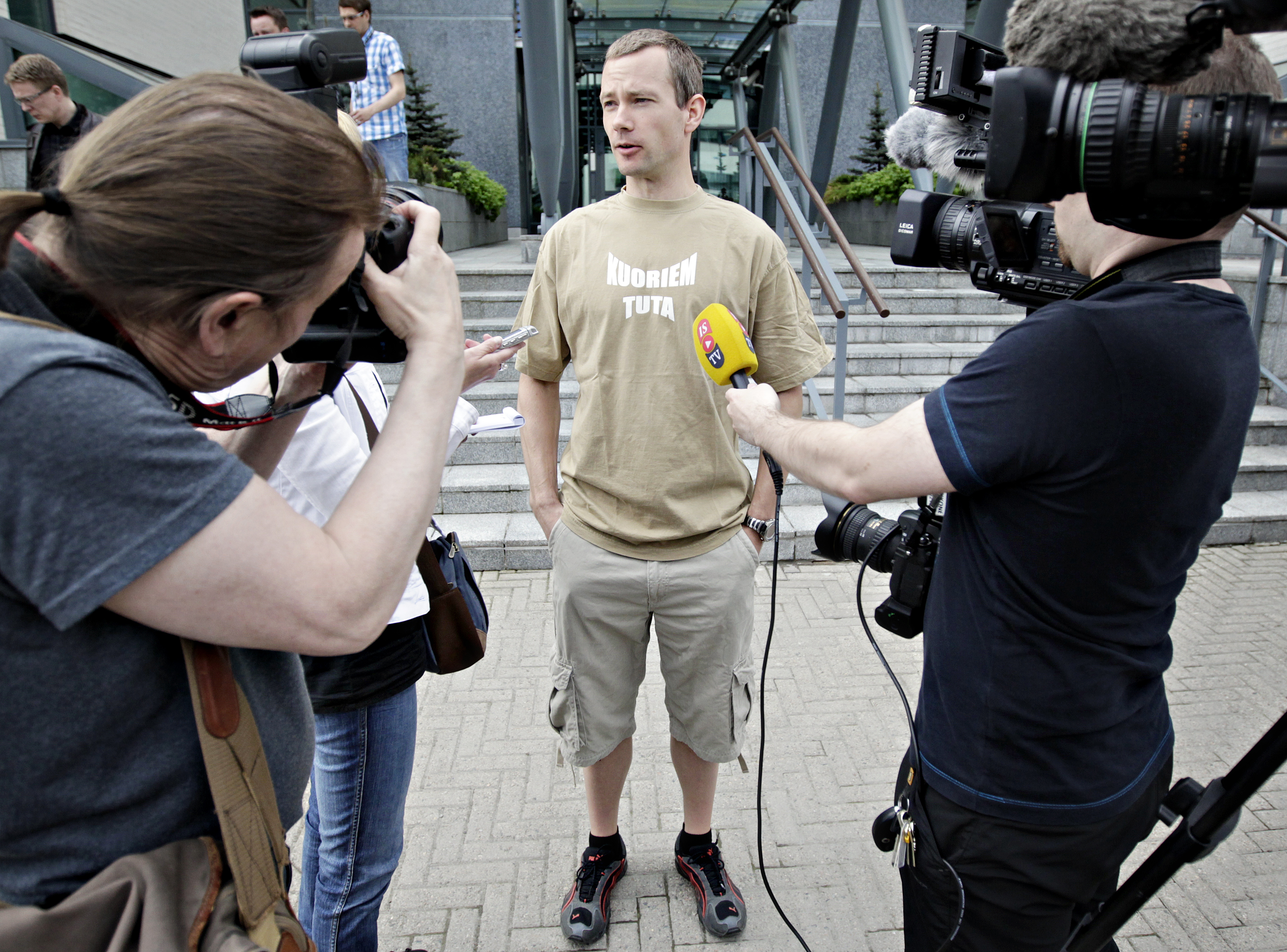 Ylempien toimihenkilöiden luottamusmies Mikko Merihaara median edessä kesäkuussa järjestetyn tiedotustilaisuuden jälkeen, jossa irtisanomisista kerrottiin ensimmäisen kerran.