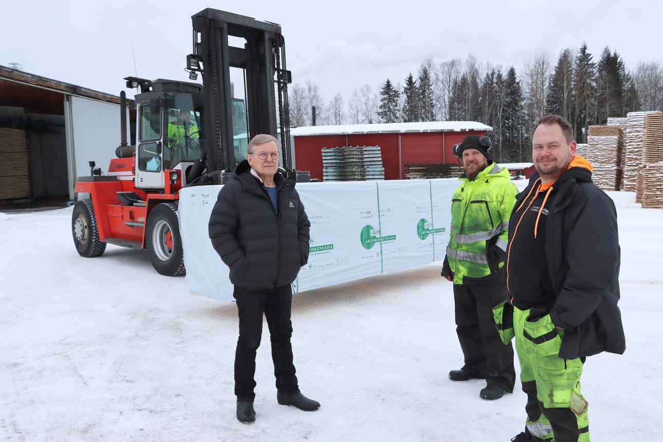 Sekä Juhana Toivola (vas.) että Samuli Toivola jatkavat Jouko Sjöblomin (etualalla) omistaman yhtiön palveluksessa.