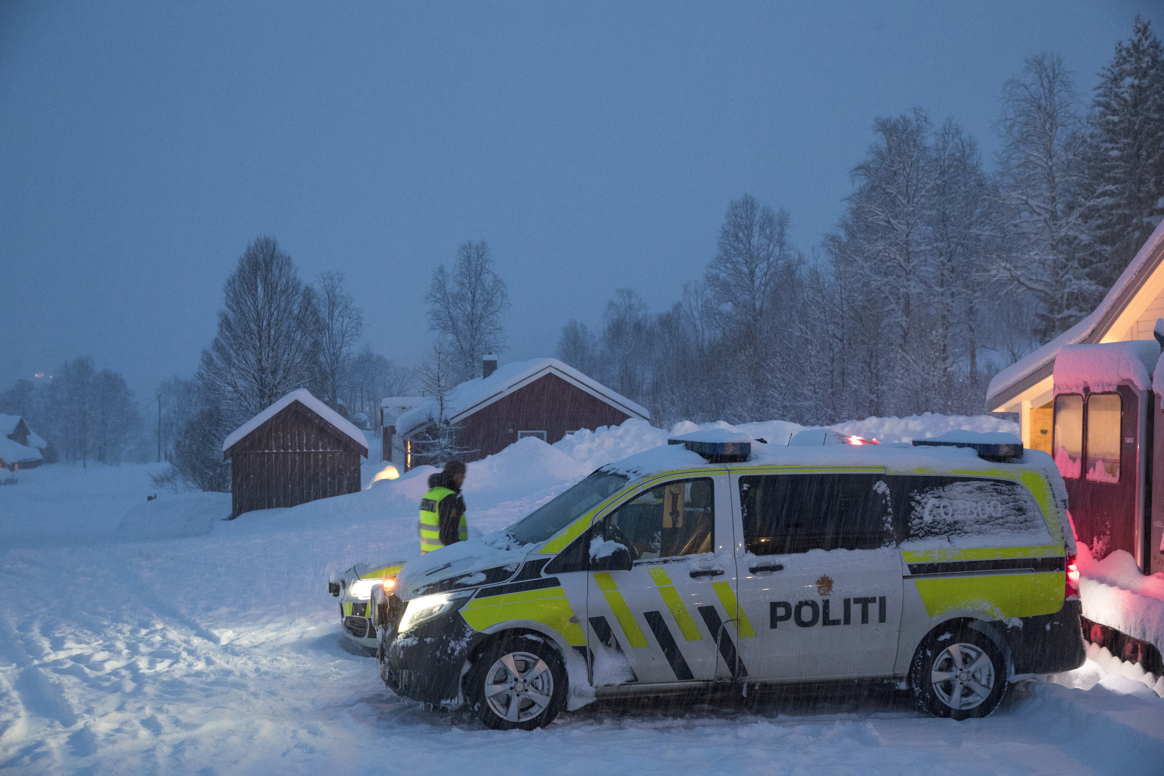 Sateiden odotetaan jatkuvan Pohjois-Norjassa viikonlopun ajan. Kadonneiden etsintää on haitannut sateiden lisäksi navakka tuuli, jonka senkään ei odoteta laantuvan ainakaan viikonloppuna.