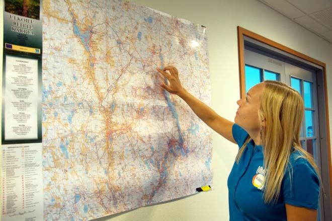 Projektipäällikkö Emilia Etula esitteli Kuuden tähden reitistön laajuutta kartan avulla. KUVA: KAROLIINA SYRJÄ