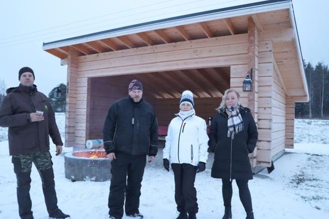 Jukka Kiviniemi, Arto Välimäki, Elsi Takala ja Tanja Takala Länsirantaasista kertovat, että laavulle on ollut jo monenlaista käyttöä. KUVA: EEVA-LIISA KULJU