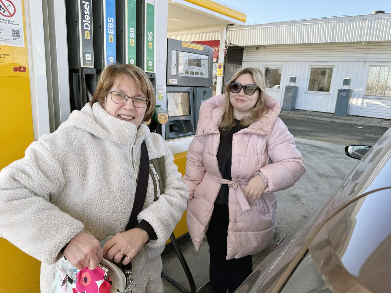 Keminmaalainen Kristiina Jänkälä ei yleensä tankkaa, joten tyttärentytär Iida Toratti lähti kaveriksi Haaparannalle. Suomalaiset olivat enemmistönä Haaparannan tankeilla.
