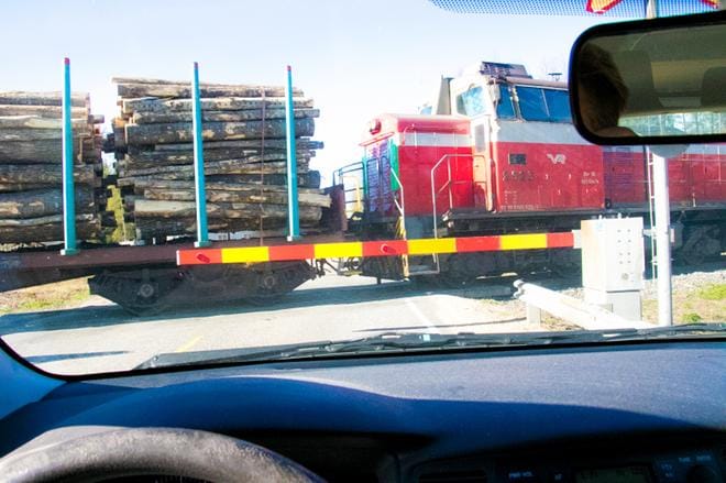 Tasoristeysten puomit ja Stop-merkit parantaisivat merkittävästi liikenneturvallisuutta Suupohjassa. Samoin uudet pyörätiet, hidastetöyssyt ja alemmat nopeusrajoitukset. ARKISTOKUVA: JORMA HAVULA