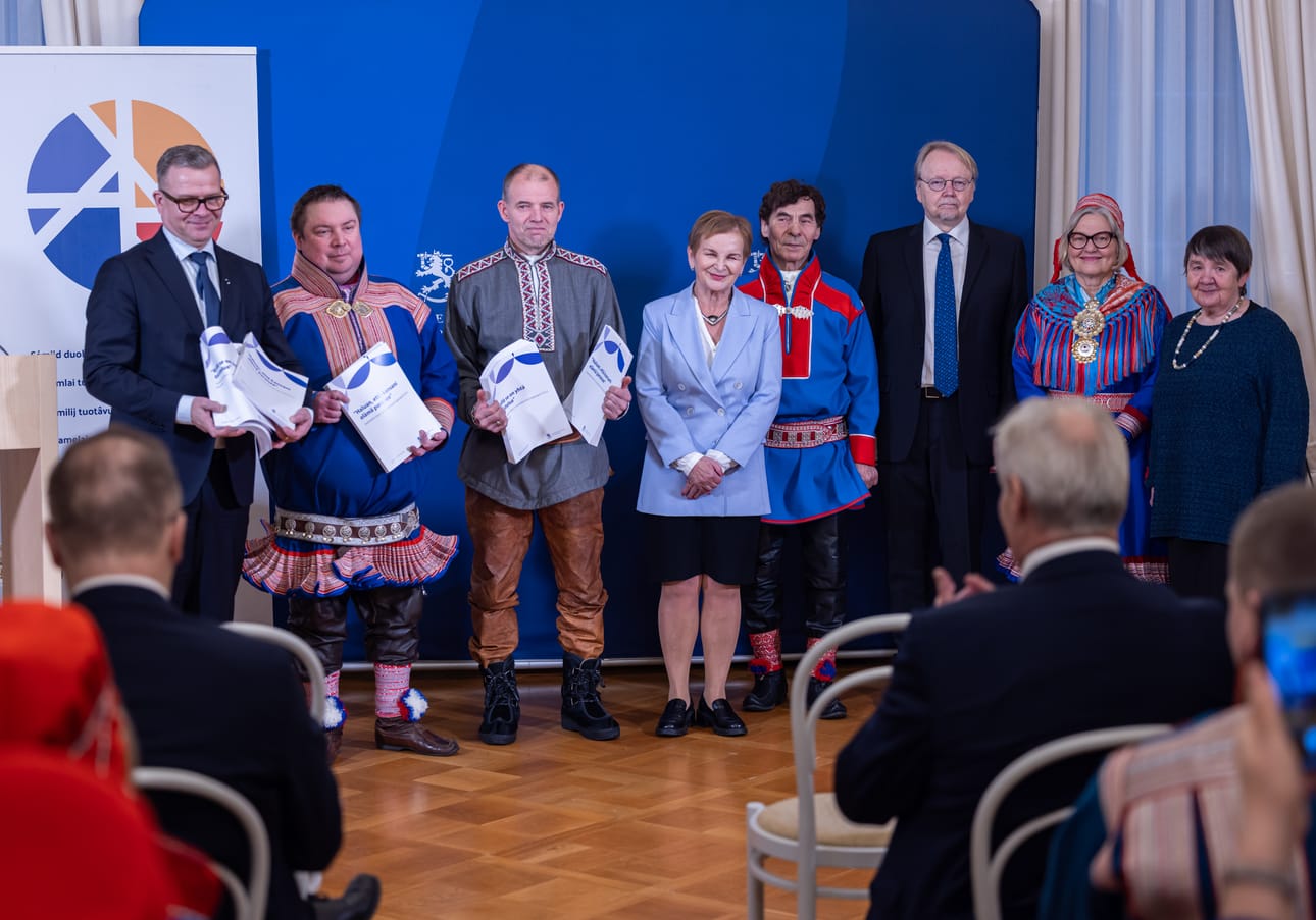 Asettajatahot vastaanottivat saamelaisten totuus- ja sovintokomission loppuraportin torstaina. Kuvassa pääministeri Petteri Orpo, saamelaiskäräjien puheenjohtajan sijainen Tuomas Aslak Juuso, kolttien luottamusedustaja Veikko Feodoroff sekä komissaarit puheenjohtaja Hannele Pokan johdolla.