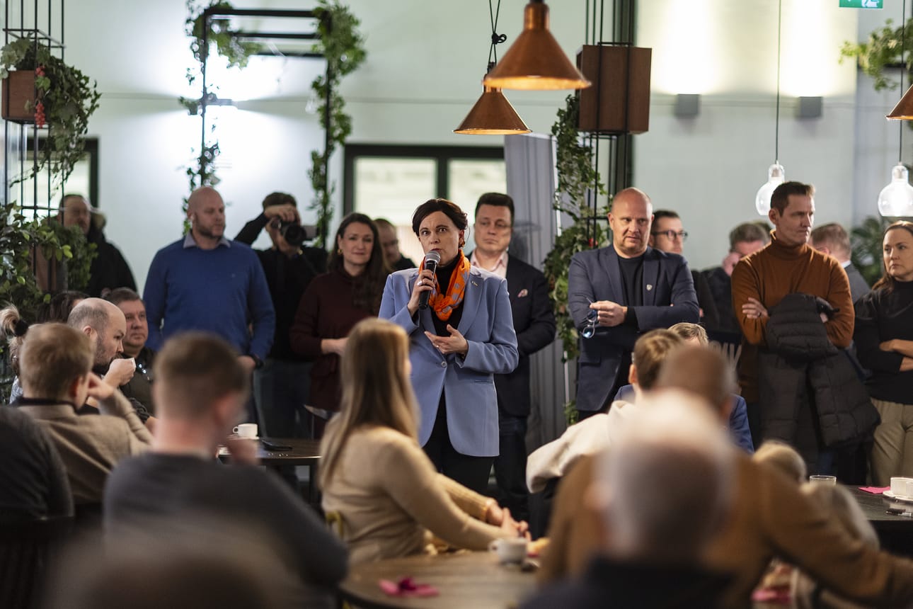 Mari-Leena Talvitie puhui kokoomusväelle muun muassa tavoitteesta saada puolet nuorista suorittamaan korkeakoulututkinto. Hänen takanaan puhetta kuuntelevat kansanedustaja Aleksi Jäntti, ministeri Anna-Kaisa Ikonen, kansanedustaja Atte Kaleva, kuntapoliitikko Tomi Kaismo ja kansanedustajat Sinuhe Wallinheimo sekä Karoliina Partanen.