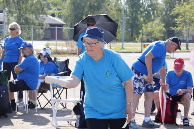 Heittovuorossa Jurvan kakkosjoukkueen Asta Ihanamäki. Joukkue sijoittui kahdeksanneksi mölkyn SM-kilpailuissa. KUVAT: HENNA NEVALA