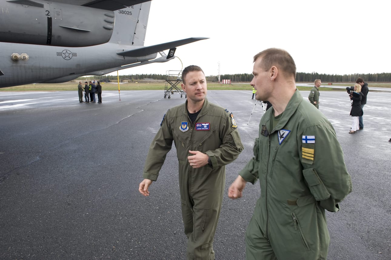 Puolustusvoimien kansainvälistä yhteistyökykyä on hiottu muun muassa ilmatankkauksia harjoittelemalla. KC-135 -tankkauskone ja sen päällikkö, kapteeni Aaron Torczynki (vas.) tapasivat vuonna 2009 Tampere-Pirkkalan lentoasemalla Hävittäjälentolaivue 21 komentajan everstiluutnantti Juha-Pekka Keräsen.