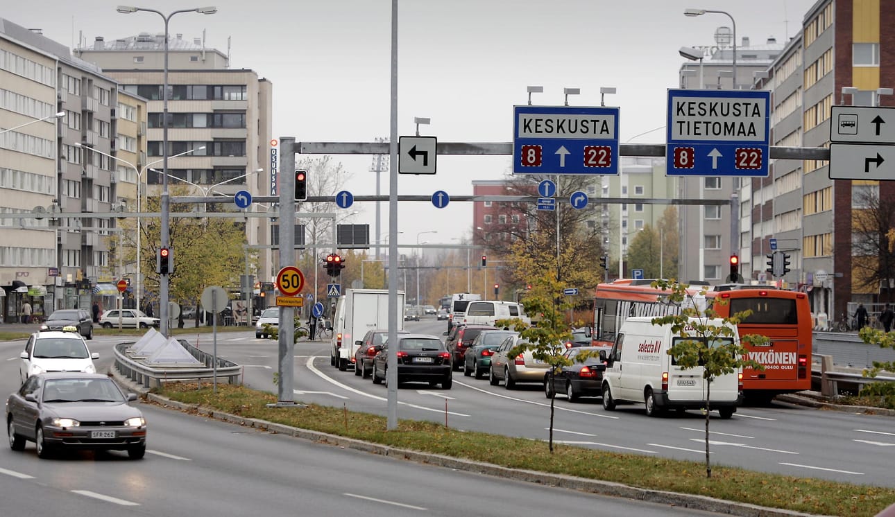 Vilkasliikenteinen Merikoskenkatu halkaisee Tuiran kahteen osaan.