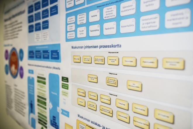 Maakunnissa alkaa olla valmista. Esimerkiksi Pirkanmaan liiton konttorin seinällä on suuri palvelukartta, jossa esitellään maakunnan eri tehtävät. KUVA: Eriika Ahopelto
