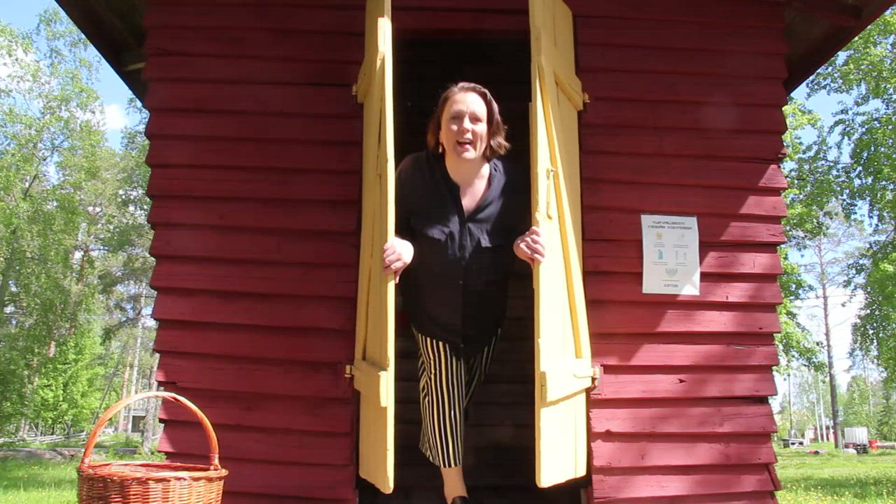Kahen Kahavit 10.6.2022: "Istupa tarakalle, mennään maitolaiturille ja tehdään voikukkaseppele"