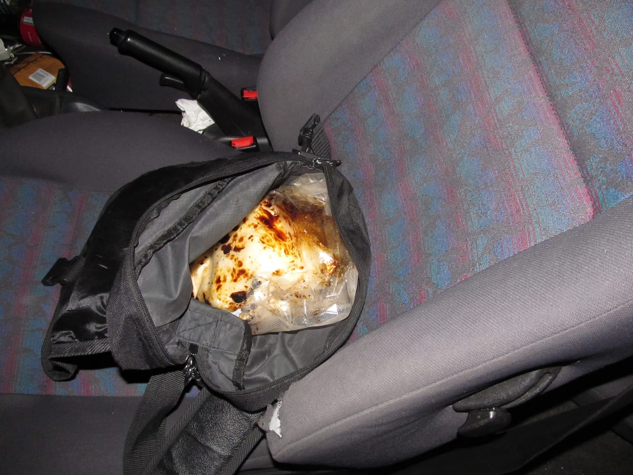Poliisin kuvaa Iissä autosta löydetystä amfetamiinilaukusta.