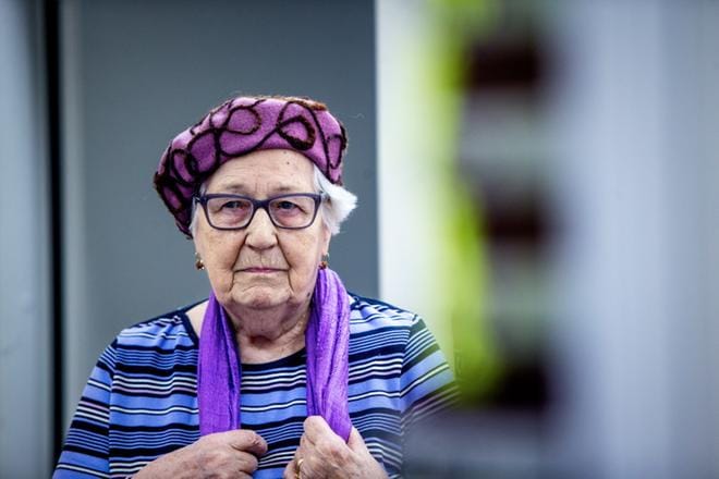 Maire Harrin mukaan hän ei ilman liikuntaa enää edes kävelisi. KUVAT:PAULA KASKIMAA
