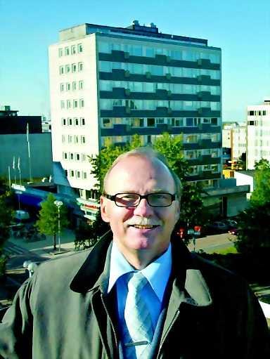 Yrittäjyys kiinnostaa. Paavo Mäkeläinen on omistanut kolme kodinkonekauppaa. Parin välivuoden jälkeen hän on taas mukana, nyt kiinteistönvälittäjänä.