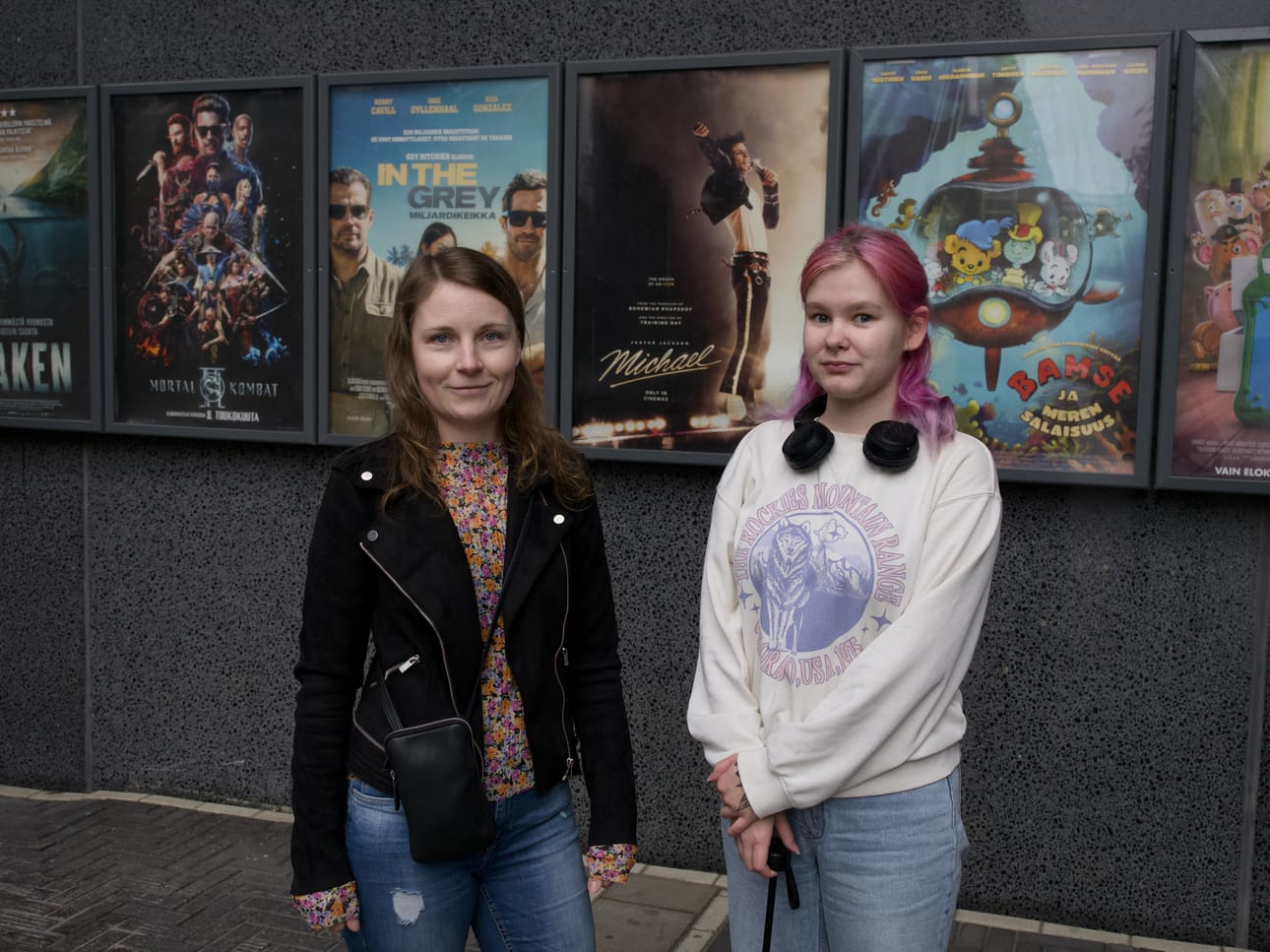 Ensikoti Iiriksen ohjaaja Jutta Pohtala ja asiakas Sofia Kauppi kiittelevät Nuorena äidiksi -elokuvaa mielenkiintoiseksi ja tunteita herättäväksi.
