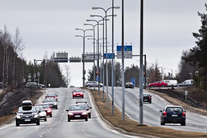 Uudenlainen kameratolppa alkaa valvoa liikennettä Suomessa. Valtaosa ylinopeussakoista kirjoitetaan tänä päivänä juuri kameravalvonnan perusteella. Kuva: Anssi Jokiranta, arkisto