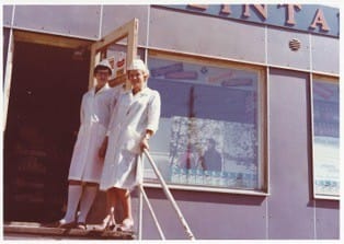 Henny Ujanen ja Sirkka Lintala Lintalan kaupan rappusilla. Kauppa toimi 1960-luvulta 1980-luvulle saakka. Sen omistivat veljekset Aarre ja Vilho Lintala.