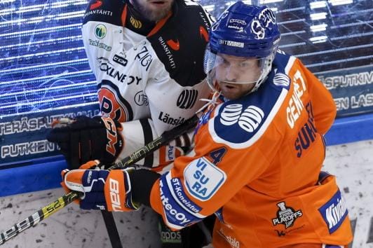 Filip Riska (vas.) pelaa HPK:ssa elämänsä kevättä. Kuva on välierästä Tapparaa vastaan, ja Riskan taisteluparina on Tapparan Teemu Suhonen. KUVA: KALLE PARKKINEN / LEHTIKUVA