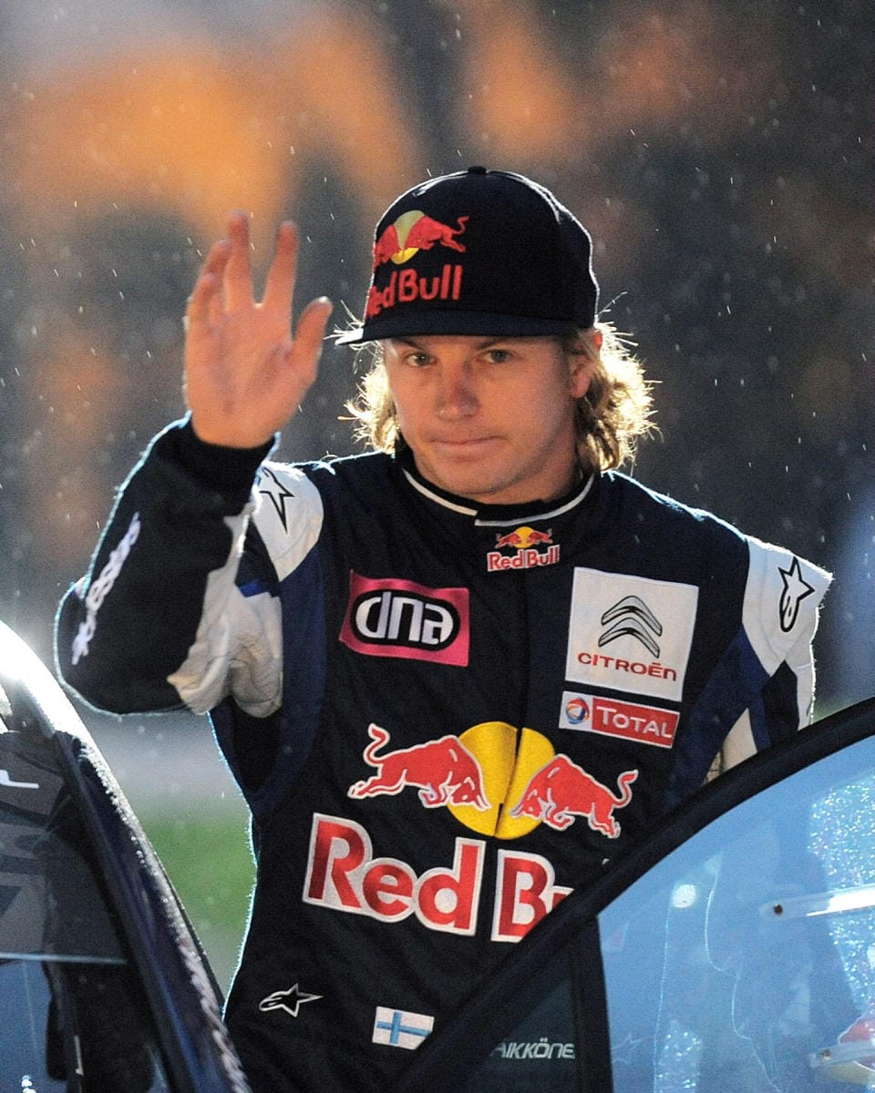 Kimi Räikkönen ripustaa ajohanskat naulaan tänä viikonloppuna. Kuva on vuodelta 2010. LEHTIKUVA / AFP