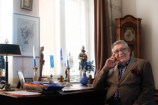 Olavi Wetterstrandilla on syy osakesijoittamiselle. Hän haluaa turvata taloudellisesti lastensa ja lastenlastensa tulevaisuuden. KUVA: MINNA ANTILA