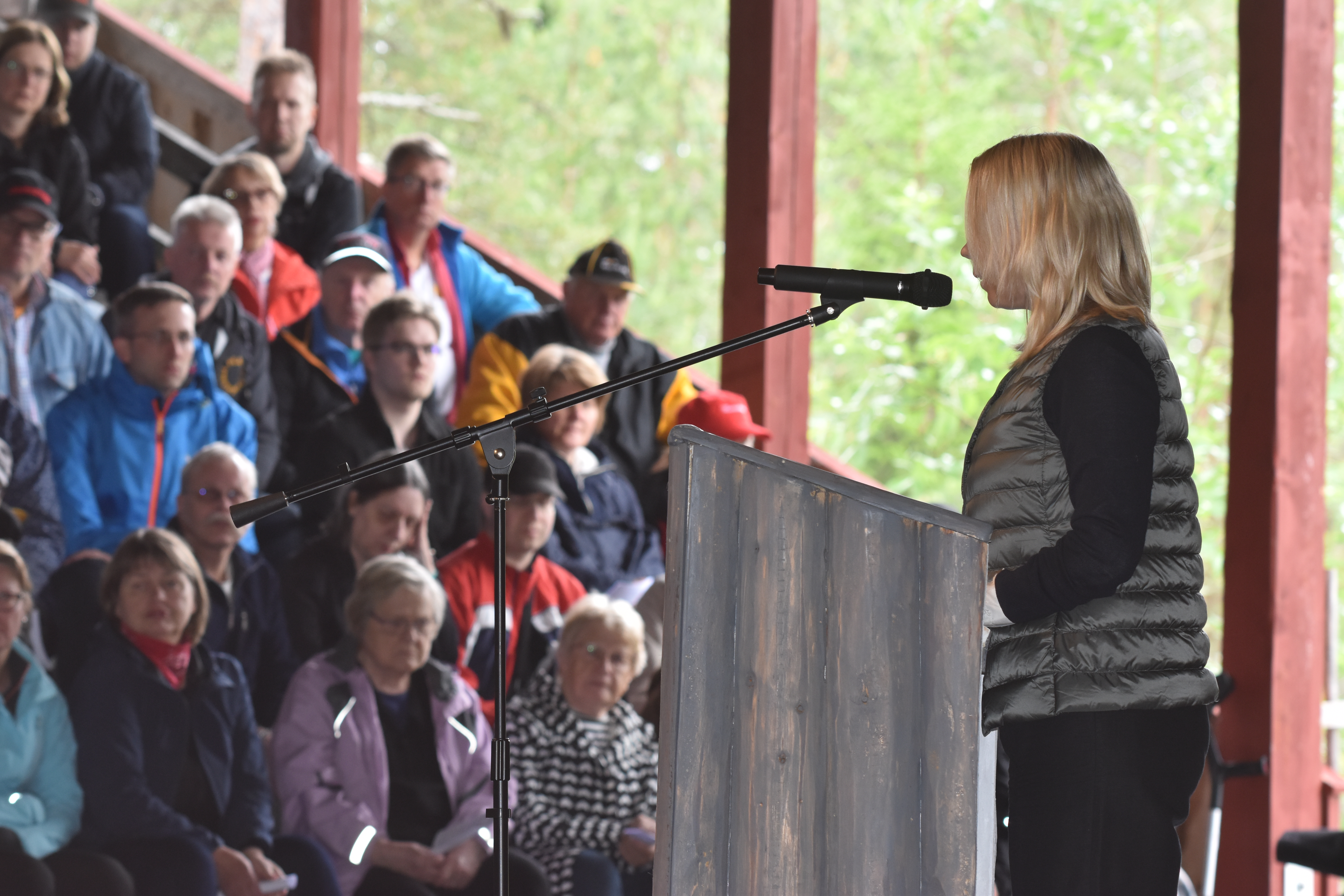 <p>Johanna Laitinen toi juhlaan Gummerus Kustannuksen tervehdyksen.</p>