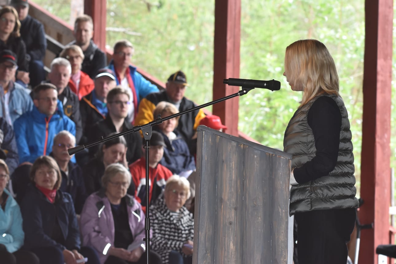Johanna Laitinen toi juhlaan Gummerus Kustannuksen tervehdyksen.